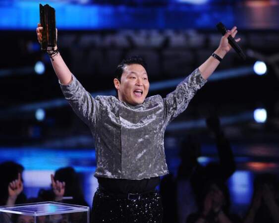 C'est son heure de gloire ! Le Coréen Psy a remporté deux prix : clip de l'année et chanson internationale.