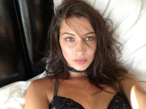 Selfie au lit pour Bella Hadid. Vous avez hâte de la voir défiler pour Victoria's Secret ? 