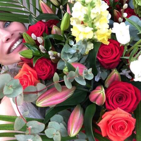 Ou qu'Ariane Brodier recouverte de fleurs par son compagnon pour leur deuxième anniversaire. 