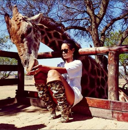 Pendant ce temps sur la planète fashion : Rihanna admire les girafes en cuissardes léopard