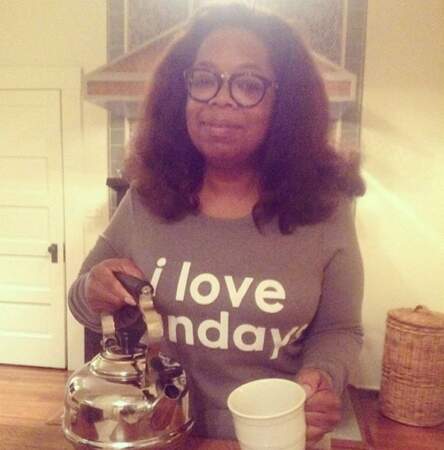 Et on finit avec Oprah Winfrey : au top, en train de se servir du thé dans sa cuisine, relax