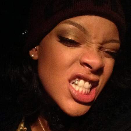 Rihanna joue les racailles avec son "grill"