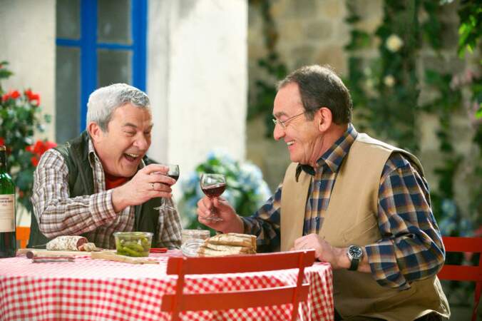 Pendant ce temps-là, Martin Lamotte et Jean-Pierre Pernaut dégustent les bons produits du terroir français.