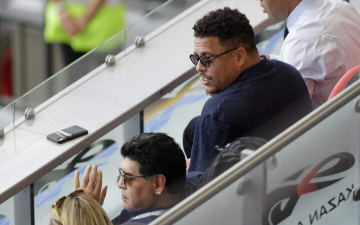 L'ancien joueur brésilien Ronaldo assiste à France - Argentine en compagnie de Diego Maradona. 