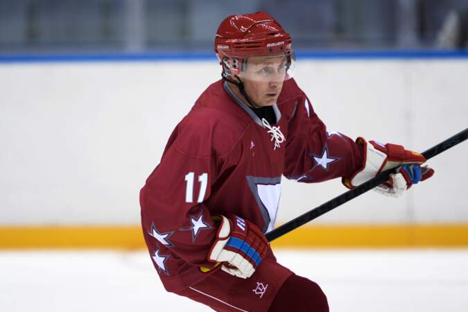 Vladimir fait du hockey sur glace avec une tunique rouge.