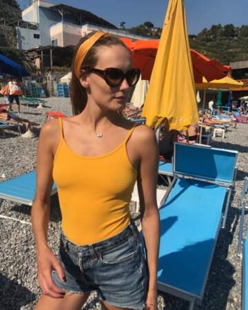 Le jaune c'est aussi ce qu'a choisi Ana Girardot pour ses vacances en Italie
