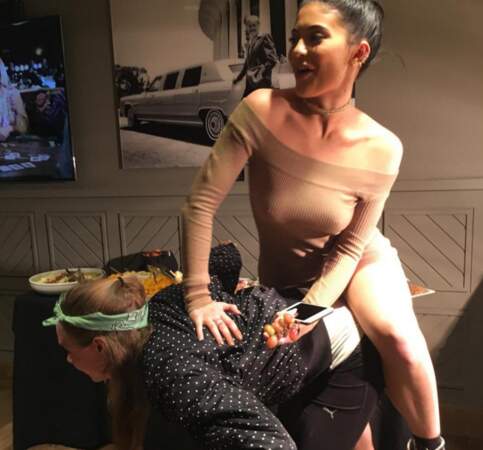 Kylie Jenner s'amuse avec Cara Delevingne