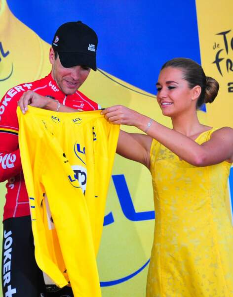 Le Français Tony Gallopin reçoit son maillot jaune après la 9ème étape du Tour de France 2014