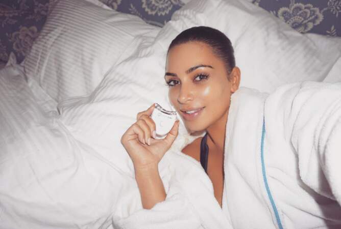 Kim Kardashian se réveille doucement et fait déjà des selfies 