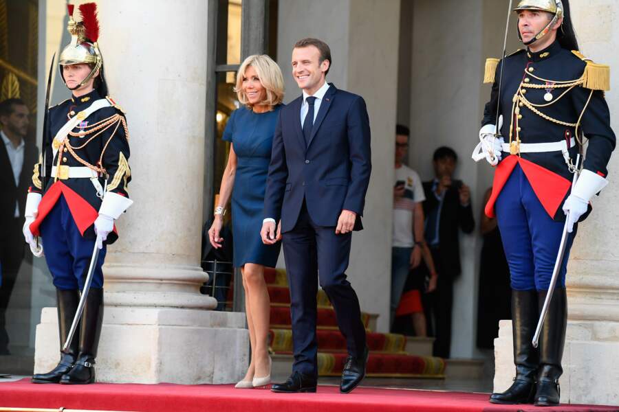 Emmanuel et Brigitte Macron attendent les champions sur le perron de l'Élysée 
