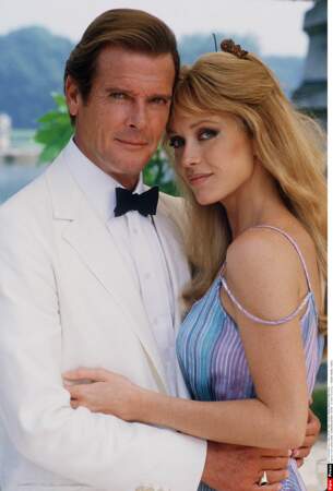 Mais 007 n'a que faire de ses ennemis tant qu'il est dans les bras d'une belle femme (ici Tanya Roberts) !