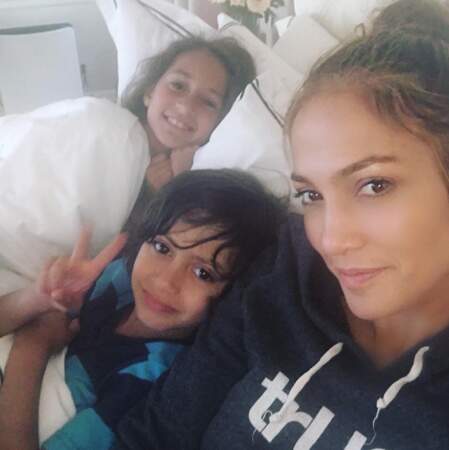 Selfie de Jennifer Lopez avec ses jumeaux, Emme et Maximilian. 