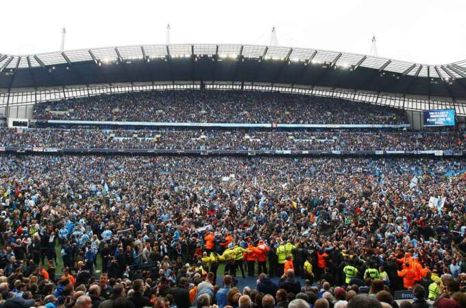 Pour fêter la victoire de Manchester City, les supporters sont venus eux aussi tâter la pelouse !  