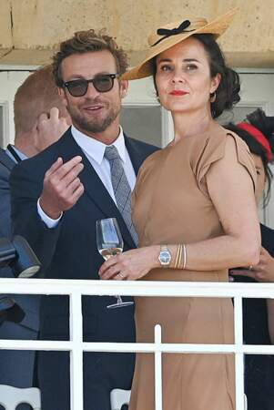 L'acteur australien Simon Baker admire la course avec son épouse Rebecca Rigg