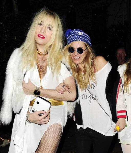 Kate Moss se rendait à une soirée londonienne avec des amis