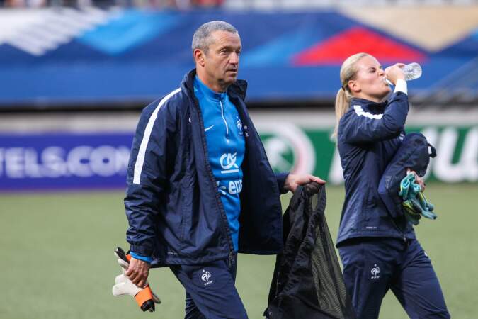 Il a été entraîneur des gardiennes de l'équipe de France féminine, avant d'être remplacé par Gilles Fouache en 2017