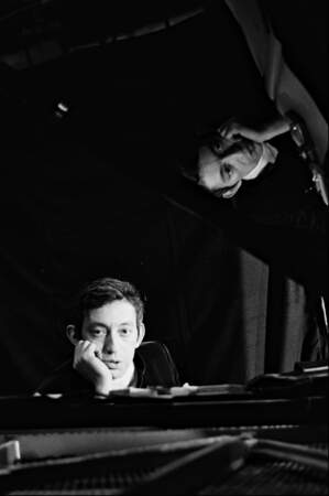 À 32 ans, Serge Gainsbourg pose avec son piano