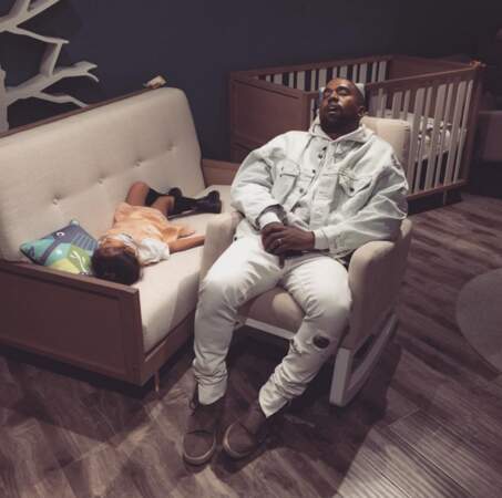 Dure, la vie de papa et de grande soeur. La preuve avec Kanye West et North, en pleine session shopping. 