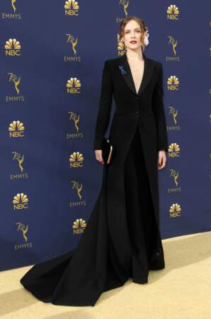 Evan Rachel Wood (Westworld) a joué la sobriété avec sa longue robe noire