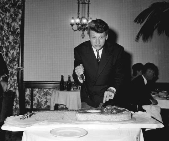 1961 : Même en costume, il assure le Johnny ! 