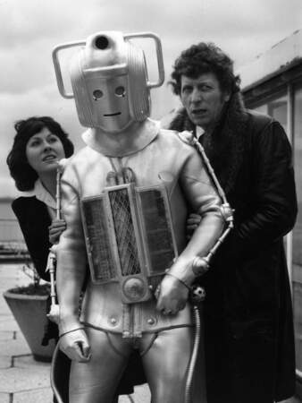 Le 4ème Doctor Who : Tom Baker (1974-1981) avec son assistante Elisabeth Sladen (Sarah Jane Smith) et un Cyberman 