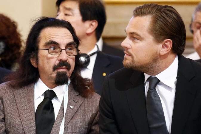 Hey, mais qui voilà ? Leonardo DiCaprio est à Paris... avec son papa, George