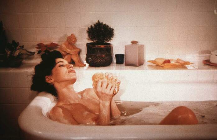 Beatrice Dalle et son bain moussant dans A la folie de Diane Kurys (1994) 