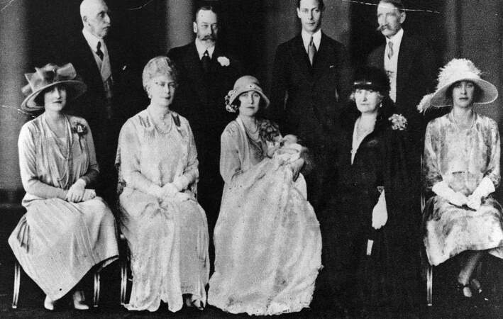 Le 29 mai, elle est baptisée en présence de ses grands-parents, le roi George et la reine Mary (à gauche d'elle)