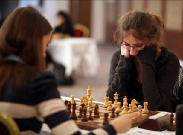 Marie Sebag (Saison 6) étudiante en psychologie et toujours joueuse d'échecs