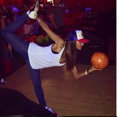Nicole Scherzinger prend la pose en toutes circonstances, même au bowling. 