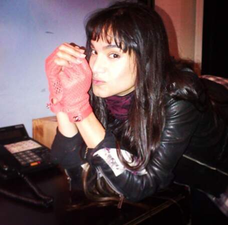 Sofia, toute contente, avec ses gants, d'une grande marque de luxe française