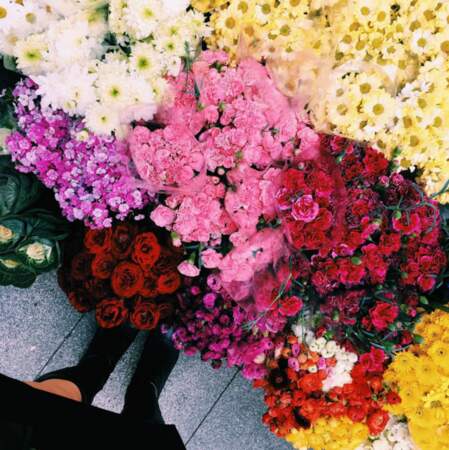 En s'offrant plein de fleurs. Tous les jours, si ça nous chante.