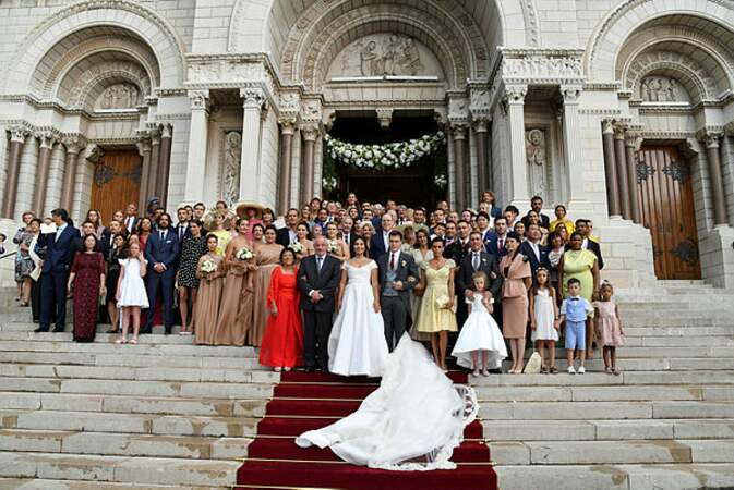 Autre tradition : la photo des mariés et de leurs invités. Place à la fête et bientôt à la lune de miel