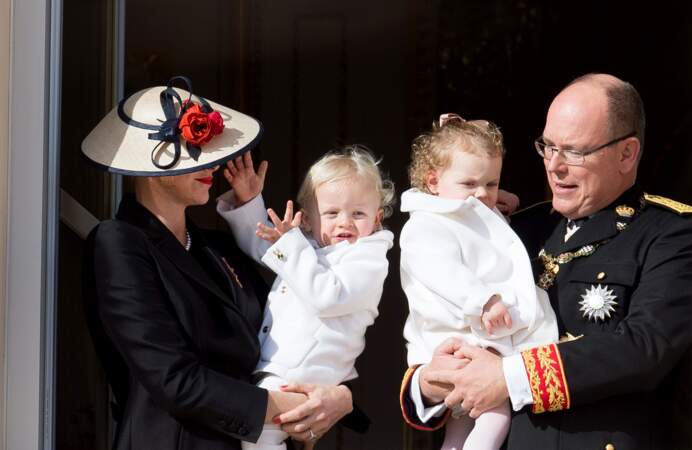 Apparemment, la petite Gabriella est très attirée par le chapeau de Charlène de Monaco !
