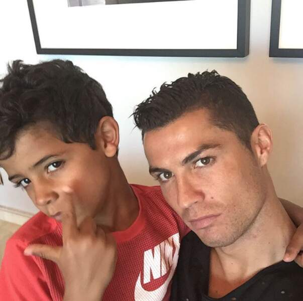 Cristiano Ronaldo Jr prend goût aux selfies. 
