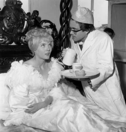 Corinne Marchand et Michel Legrand sur le tournage de Cleo de 5 à 7 en 1961