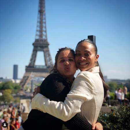 Zoe Saldana a profité du soleil de Pâques pour visiter Paris
