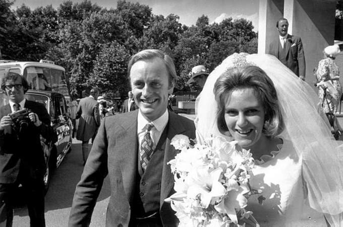 Pourtant, le 4 juillet 1973, elle épouse son bel officier des Horse Guards, Andrew Parker-Bowles