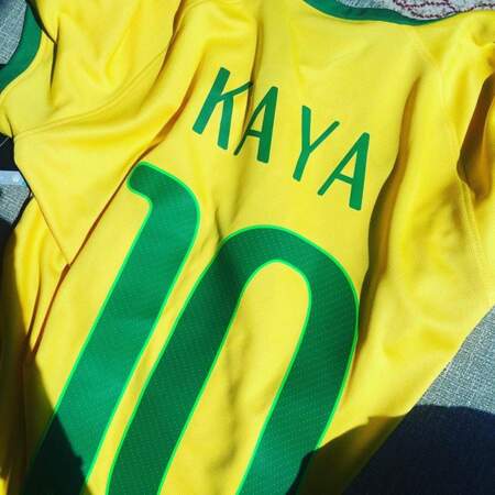Elle a aussi son maillot du Brésil floqué à son nom (pour info : sa mère est Brésilienne)