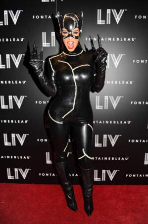 Kim Kardashian aussi aime imiter, catwoman sexy à miaourir !