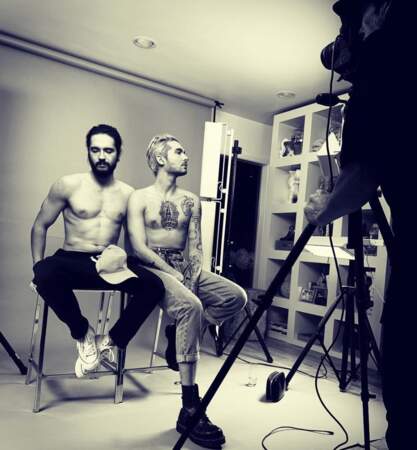 Un peu de sexy : les jumeaux Bill et Tom Kaulitz ont tombé la chemise le temps d'un shooting photo. 