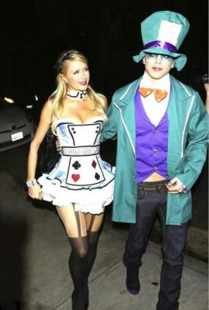 Paris Hilton fête Halloween en Alice aux pays des cauchemars...