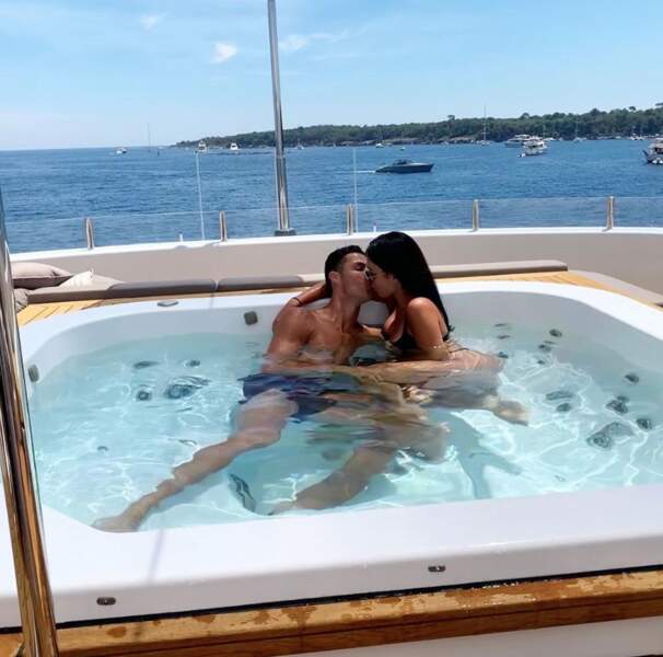 Jacuzzi + yacht + côte niçoise = c'était chaud entre Georgina Rodriguez et Cristiano Ronaldo. 