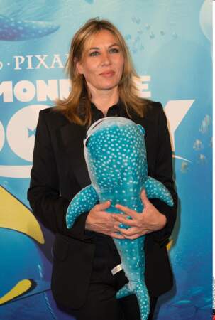 Mathilde Seigner prête elle sa voix au requin-baleine Destinée. Elle le tient d'ailleurs dans les bras, trop chou !