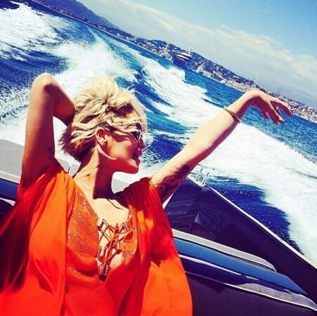 La chanteuse Rita Ora, s'offre un petit tour de bateau