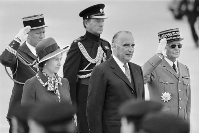 En mai 1972, Elisabeth II est accueillie par Georges Pompidou sur le tarmac d'Orly