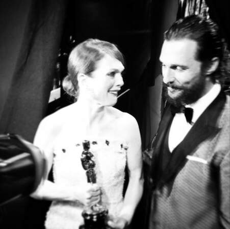 Julianne Moore, juste après son Oscar, en compagnie du barbu Matthew McConaughey