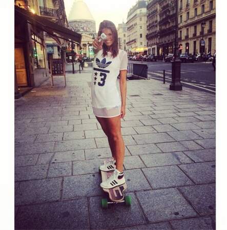 Elle, c'est Laury Thilleman qui adore faire du skateboard dans Paris