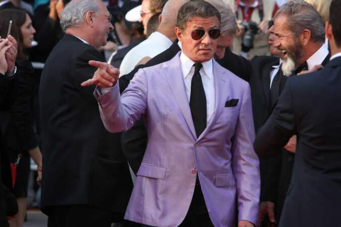 Sylvester Stallone dans son beau costume violet. 
