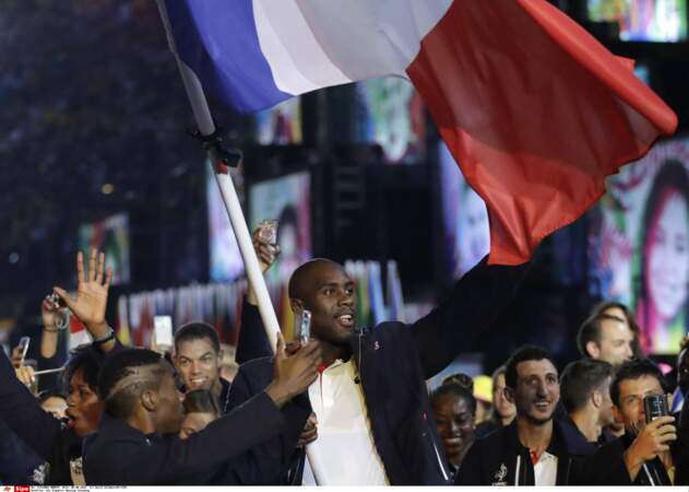 Teddy Riner, ravi de brandir le drapeau français